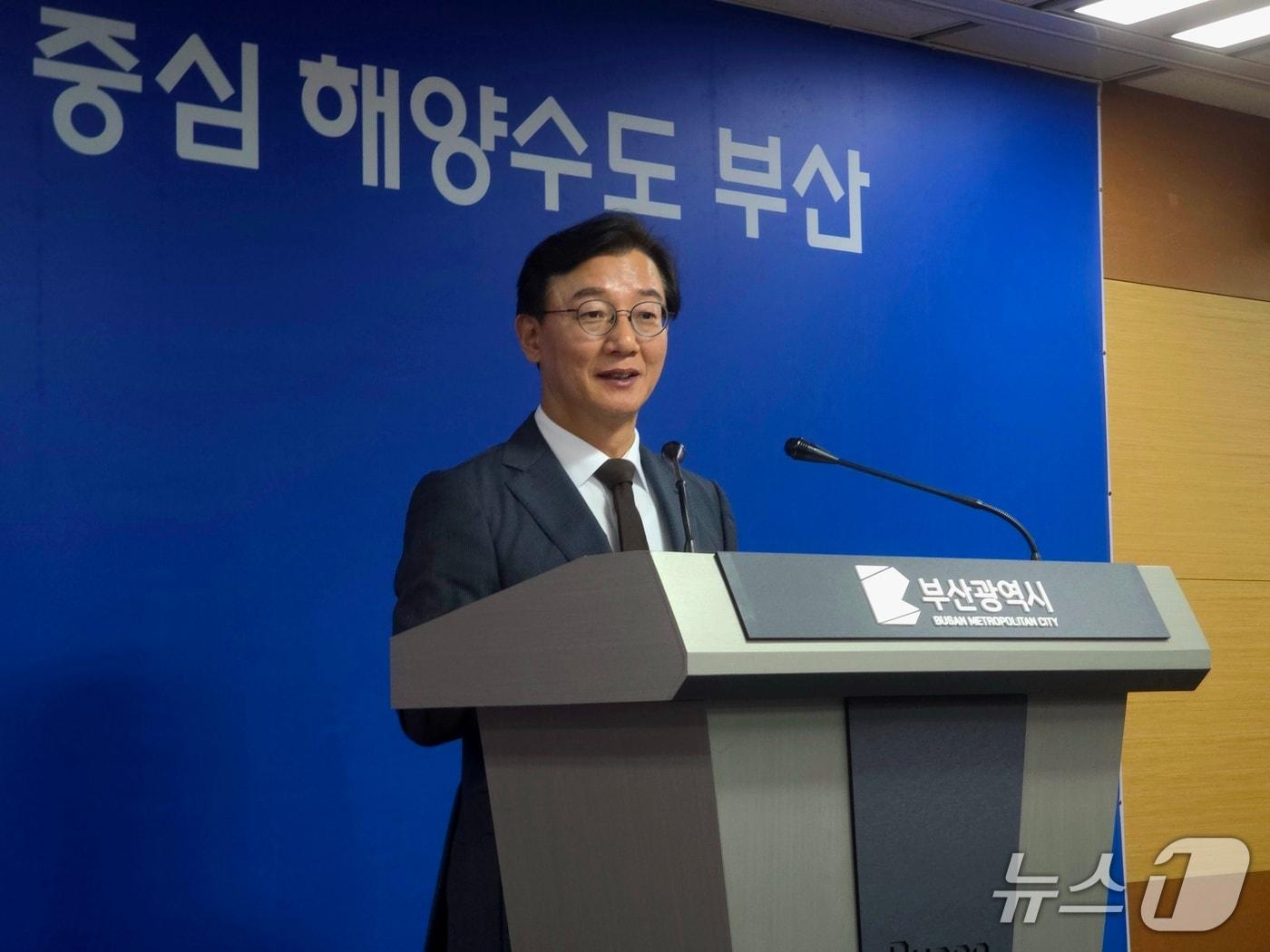 본문 이미지 - 전재수 부산시장이 30일 부산시청 기자회견장에서 명지자원에너지센터(명지소각장) 폐쇄 결정을 발표하고 있다.2026.10.30/뉴스1 ⓒ News1 이주현 기자