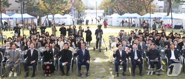 본문 이미지 - '2026 전주 사회연대경제 박람회'가 30일 전주시청 노송광장에 개막했다.(전주시 제공, 재판매 및 DB 금지).