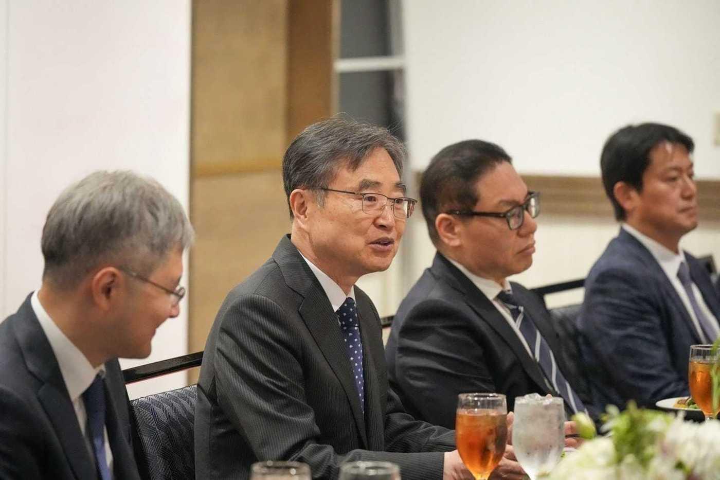 본문 이미지 - 주요 20개국(G20) 외교장관회의 참석차 미국 조지아주 애틀랜타를 방문 중인 조현 외교부 장관이 29일(현지시간) 조지아주와 앨라배마주, 테네시주 등에 진출한 우리 기업인들과 간담회를 열었다. (사진=외교부) 
