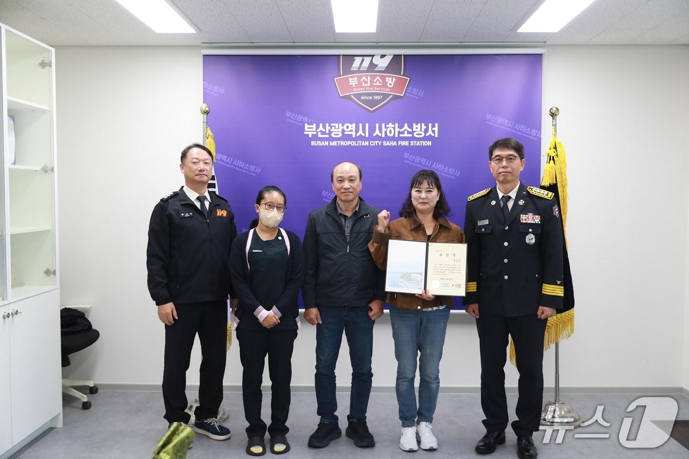본문 이미지 - 부산 사하소방서는 승학산 정상 부근에서 쓰러진 환자에게 응급처치한 간호조무사 구 모 씨(50대·여)에게 표창장을 수여했다. (사하소방서 제공. 재판매 및 DB금지)