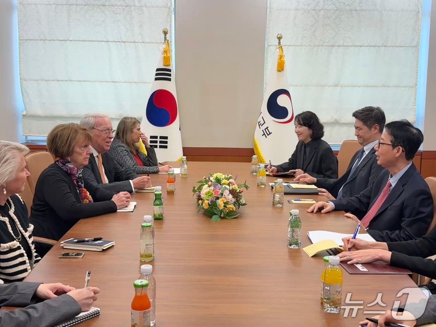 본문 이미지 - 박윤주 외교부 제1차관이 30일 방한 중인 미국 외교정책위원회(NCAFP) 대표단과 만나 한미동맹 발전과 한반도 평화·안정을 위한 협력 방안을 논의했다.