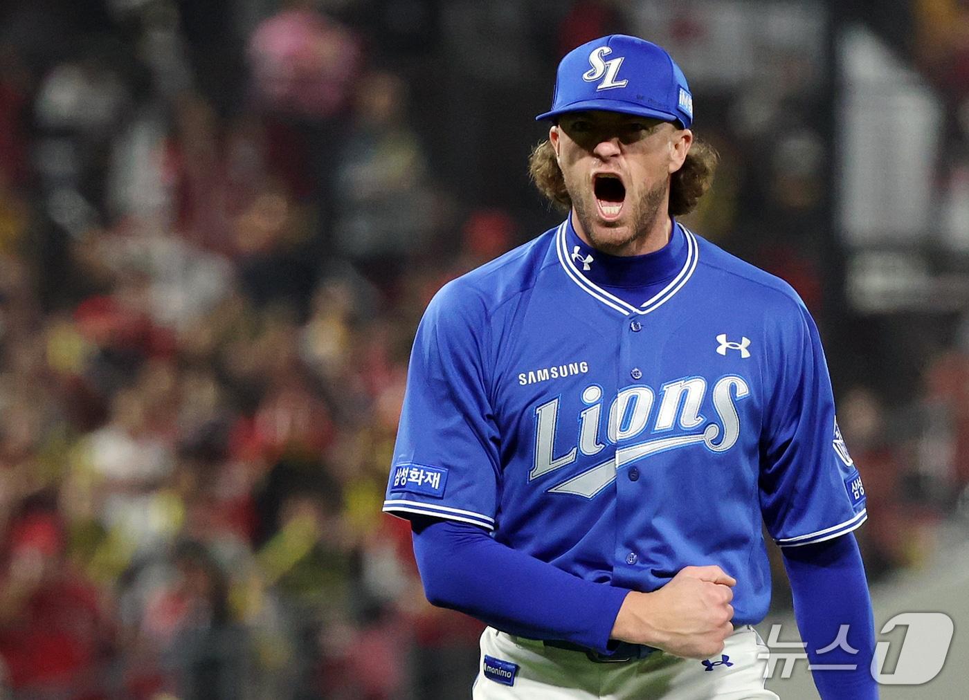 본문 이미지 - 30일 오후 전남광주 기아챔피언스필드에서 열린 프로야구 2026 신한 SOL KBO 포스트시즌 플레이오프 4차전 삼성 라이온즈와 KIA 타이거즈의 경기, 삼성 선발 페덱이 3회말 1사 1루 상황 KIA 박재현을 삼진으로 잡은 후 포효하고 있다. 2026.10.30 ⓒ 뉴스1 김진환 기자