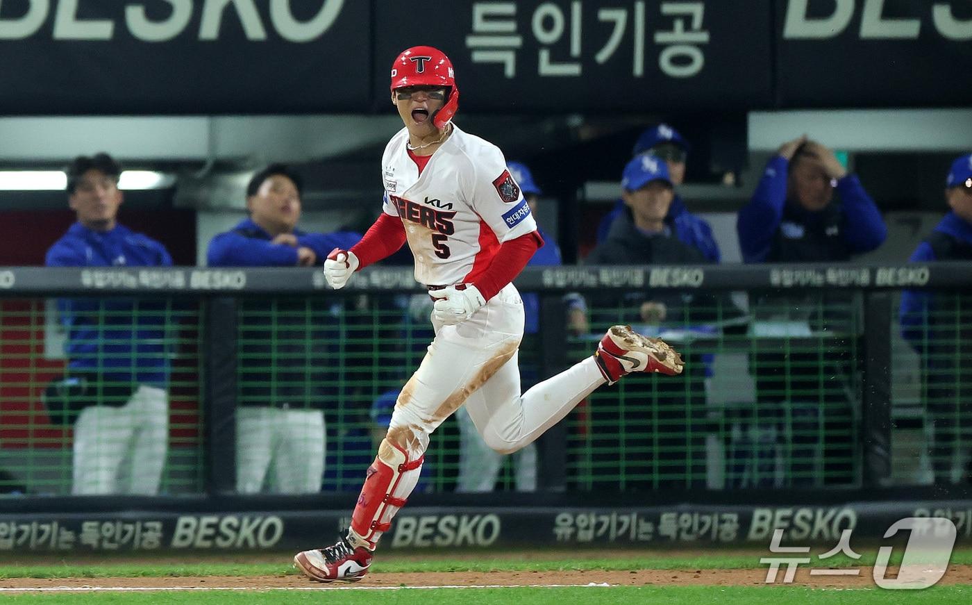 본문 이미지 - 30일 오후 광주 북구 광주기아챔피언스필드에서 열린 프로야구 2026 신한 SOL KBO 포스트시즌 플레이오프 4차전 삼성 라이온즈와 KIA 타이거즈의 경기, 5회말 2사 1루 상황 KIA 김도영이 적시타를 친 뒤 2루로 향하고 있다. 2026.10.30 ⓒ 뉴스1 박지혜 기자
