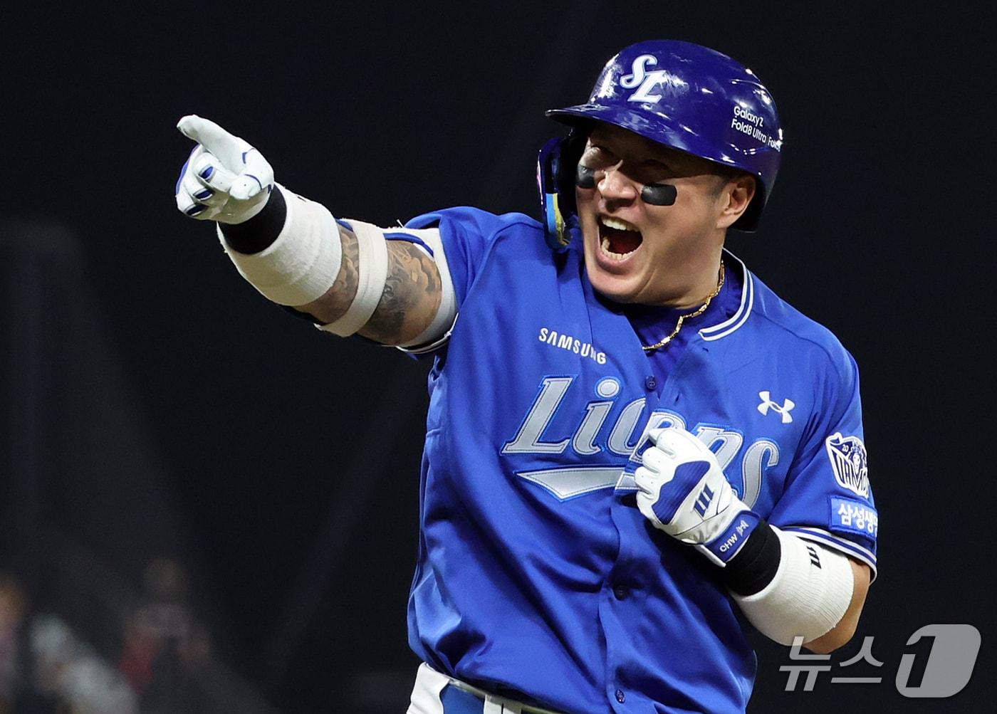 본문 이미지 - 30일 오후 전남광주 기아챔피언스필드에서 열린 프로야구 2026 신한 SOL KBO 포스트시즌 플레이오프 4차전 삼성 라이온즈와 KIA 타이거즈의 경기, 삼성 최형우가 6회초 1사 상황 역전 솔로홈런을 친 뒤 더그아웃을 향해 세리머니를 하고 있다. 2026.10.30 ⓒ 뉴스1 김진환 기자