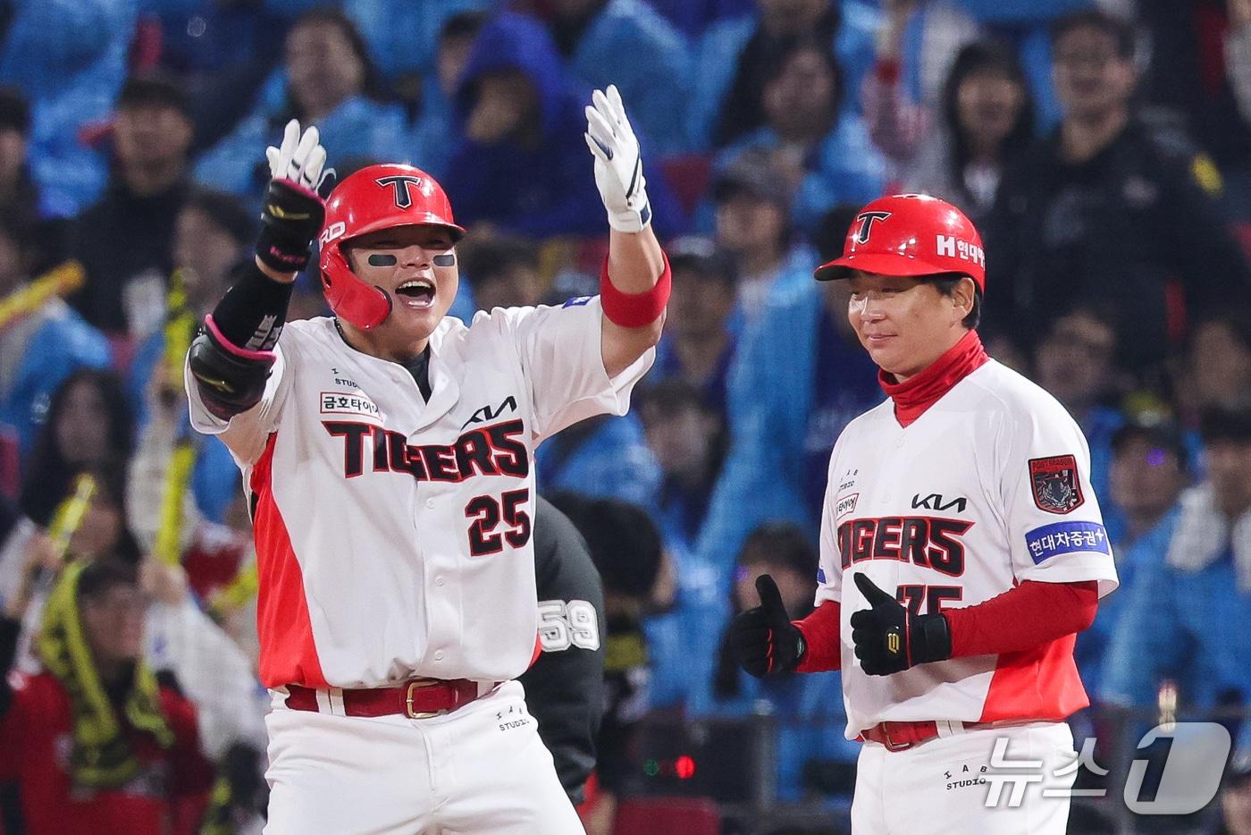 본문 이미지 - 30일 전남광주 북구 광주기아챔피언스필드에서 열린 프로야구 2026 신한 SOL KBO 포스트시즌 플레이오프 4차전 삼성 라이온즈와 KIA 타이거즈의 경기, 7회말 2사 1,2루 상황 KIA 한준수가 역전 적시타를 날린 뒤 기뻐하고 있다. 2026.10.30 ⓒ 뉴스1 안은나 기자