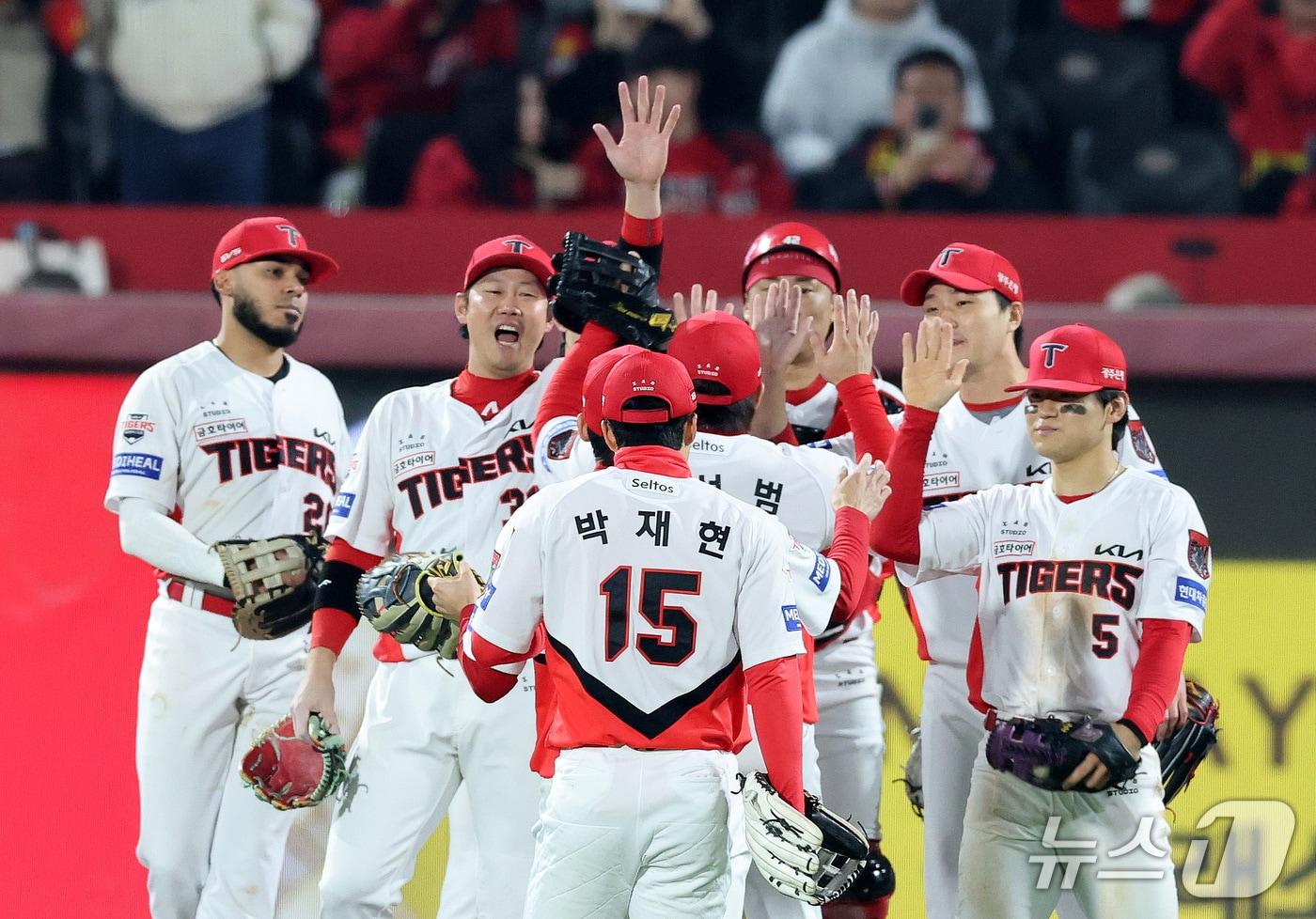 본문 이미지 - 30일 오후 전남광주 기아챔피언스필드에서 열린 프로야구 2026 신한 SOL KBO 포스트시즌 플레이오프 4차전 삼성 라이온즈와 KIA 타이거즈의 경기에서 승리를 거둔 KIA 선수들이 기쁨을 나누고 있다. 2026.10.30 ⓒ 뉴스1 박지혜 기자