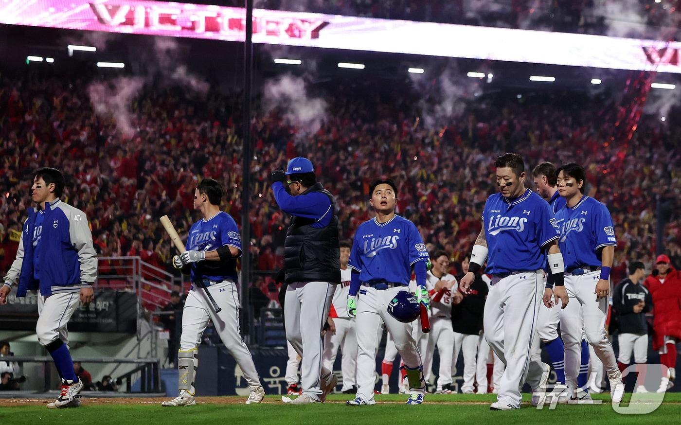 본문 이미지 - 30일 오후 전남광주 기아챔피언스필드에서 열린 프로야구 2026 신한 SOL KBO 포스트시즌 플레이오프 4차전 삼성 라이온즈와 KIA 타이거즈의 경기, 2대4 패배한 삼성 선수들이 굳은 표정을 지으며 그라운드를 빠져나가고 있다. 2026.10.30 ⓒ 뉴스1 김진환 기자
