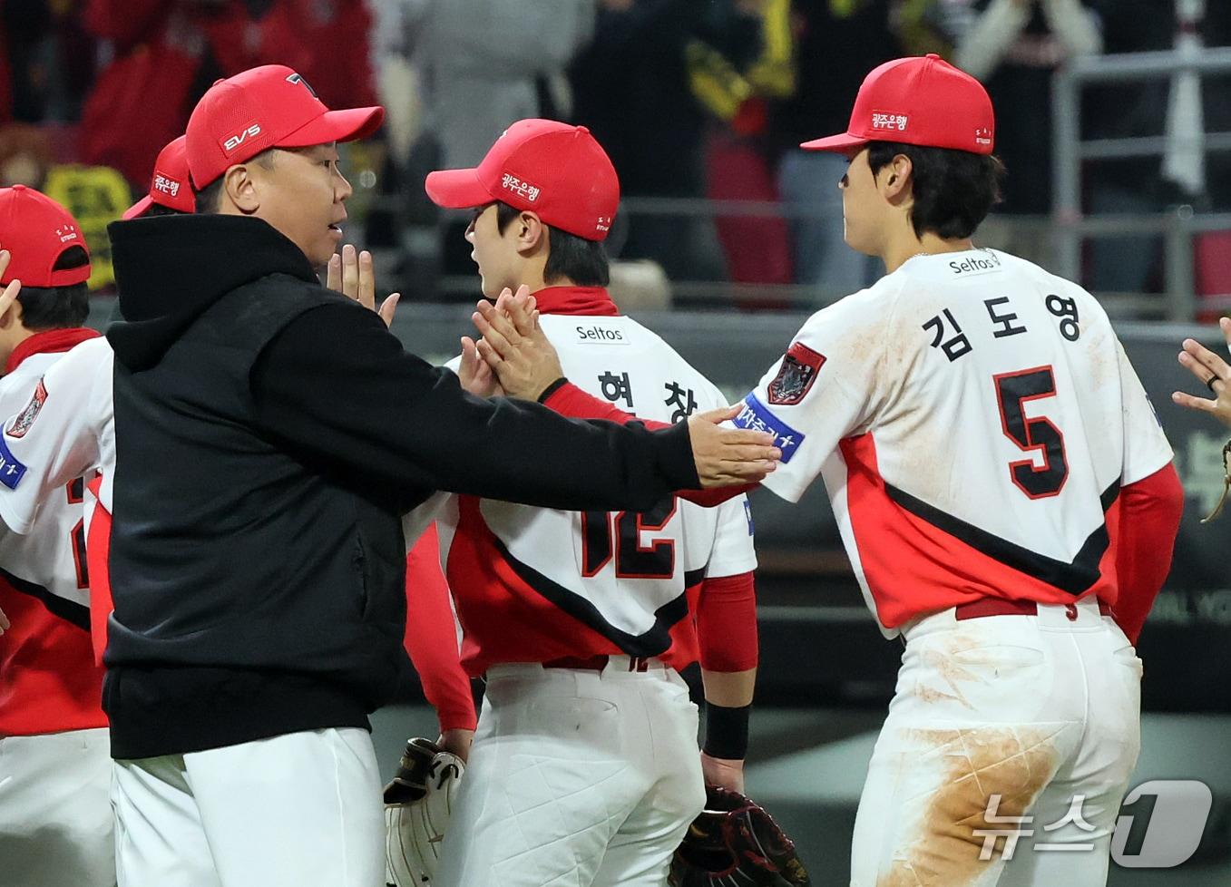 본문 이미지 - 30일 오후 전남광주 기아챔피언스필드에서 열린 프로야구 2026 신한 SOL KBO 포스트시즌 플레이오프 4차전 삼성 라이온즈와 KIA 타이거즈의 경기, 4대2 승리를 거둔 KIA 이범호 감독이 김도영과 기쁨을 나누고 있다. 026.10.30 2026.10.30 ⓒ 뉴스1 김진환 기자