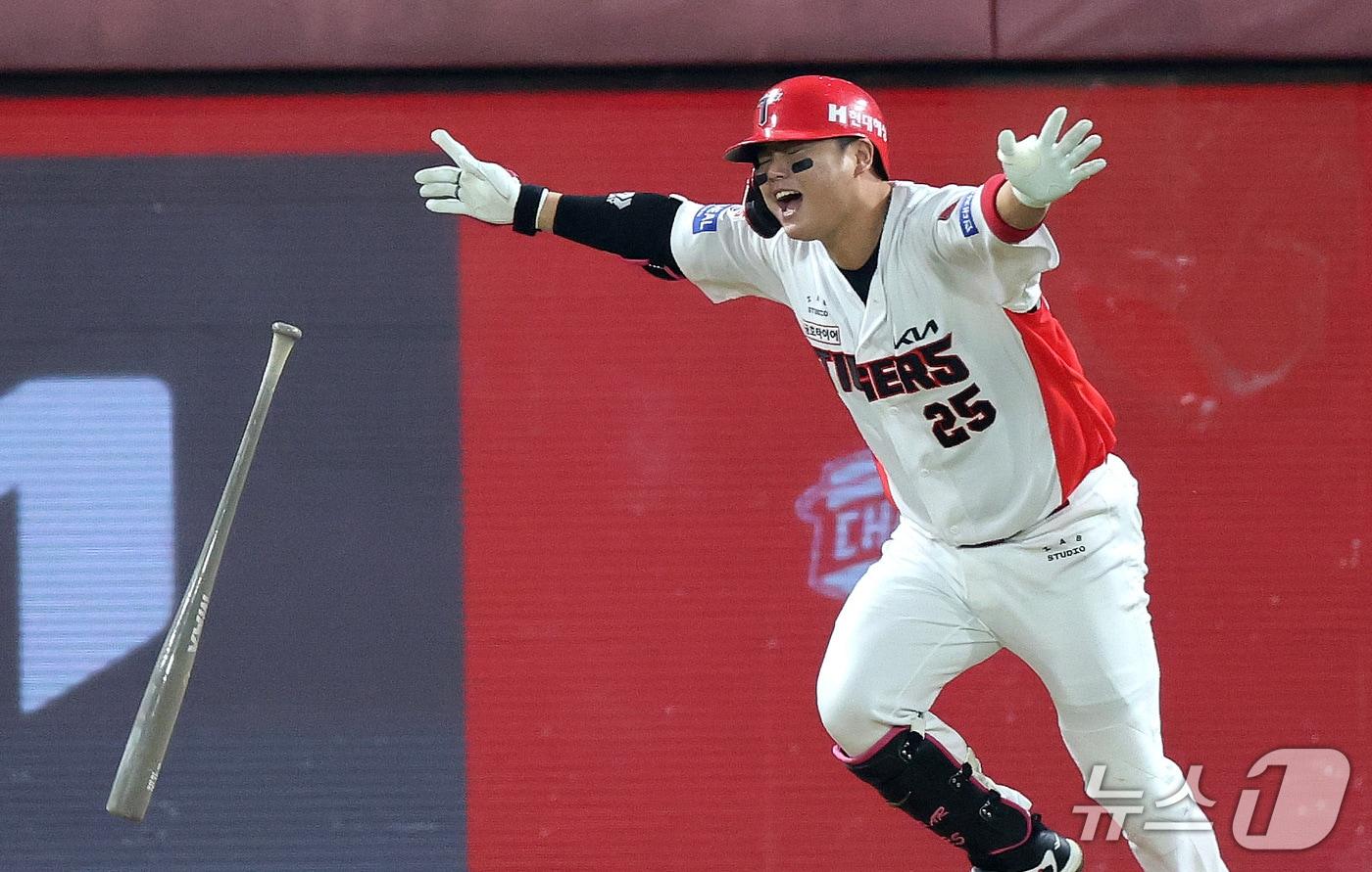 본문 이미지 - 30일 전남광주 북구 광주기아챔피언스필드에서 열린 프로야구 2026 신한 SOL KBO 포스트시즌 플레이오프 4차전 삼성 라이온즈와 KIA 타이거즈의 경기, 7회말 2사 1,2루 상황 KIA 한준수가 역전 적시타를 날린 뒤 기뻐하고 있다. 2026.10.30 ⓒ 뉴스1 박지혜 기자