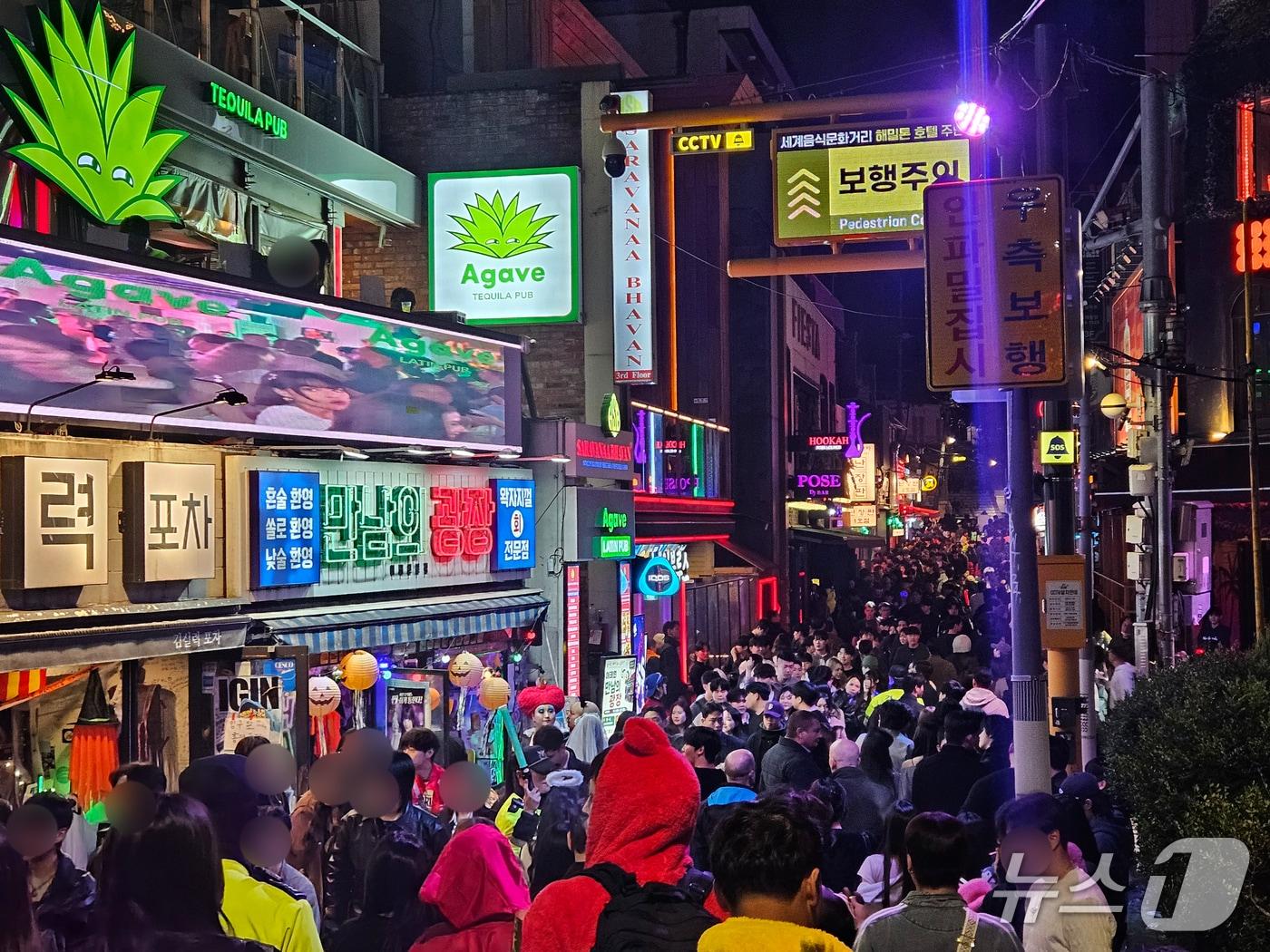 본문 이미지 - 30일 오후 11시 30분쯤 서울 용산구 이태원역 인근 세계음식문화거리의 모습. 2026.10.30 ⓒ 뉴스1 유채연 기자