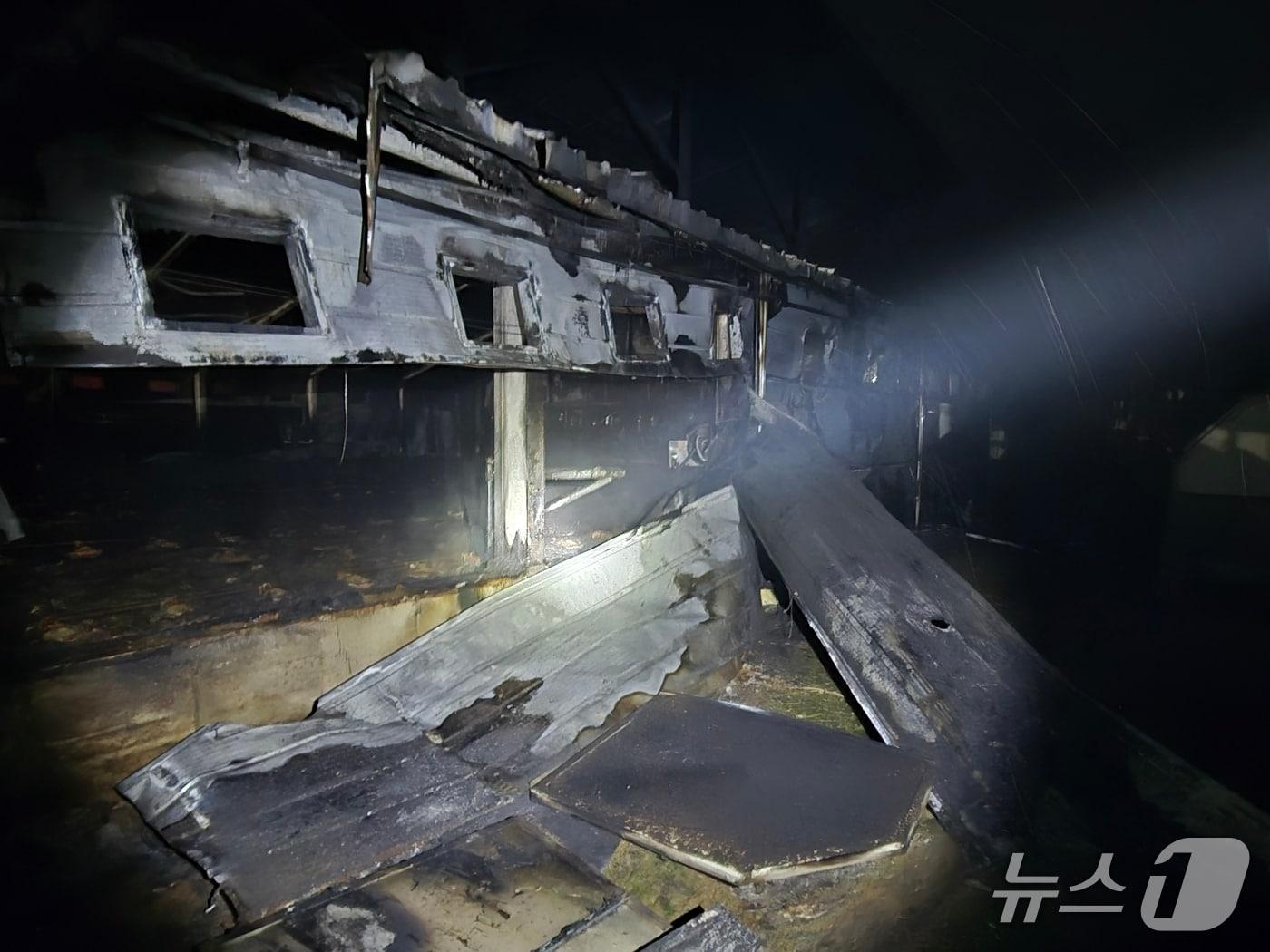 본문 이미지 - 부여 장암면 계사 화재 현장. (부여소방서 제공. 재판매 및 DB 금지) / 뉴스1 