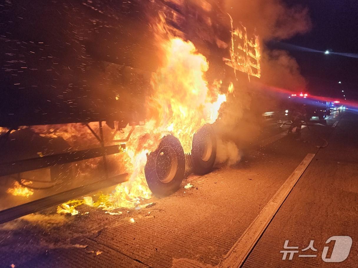 본문 이미지 - 31일 오전 1시31분쯤 경북 상주시 낙동면 신오리 중부내륙고속도로 창원 방향 133.5㎞ 지점에서 17톤 화물차에 불이 나 당국이 1시간 29분만에 진화했다.(경북소방본부 제공. 재판매 및 DB 금지)/뉴스1
