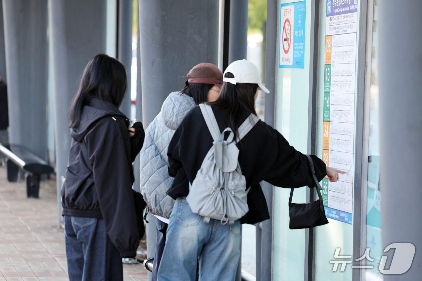 본문 이미지 - 광주 시내버스 노선 전면 개편 첫날인 31일 오전 전남광주 서구 광천동 광주종합버스터미널 앞 버스정류장에서 시민들이 새롭게 바뀐 노선안내도를 살피고 있다. ⓒ 뉴스1 조수민 기자