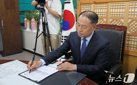 본문 이미지 - 한득수 전북 임실군수가 제1호 공약인 기본소득 지급을 결제하고 있다.(임실군 제공, 재판매 및 DB 금지)2026.10.31/뉴스1