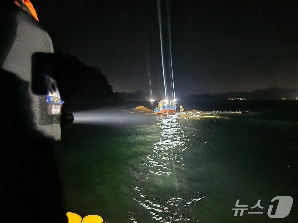 본문 이미지 - 30일 오후 10시 3분쯤 경남 거제시 장목면 딴섬 인근에서 1톤급 연안자망 어선 A 호가 암초에 걸려 좌초됐다. 사진은 사고 현장 모습(창원해경 제공. 재판매 및 DB 금지)