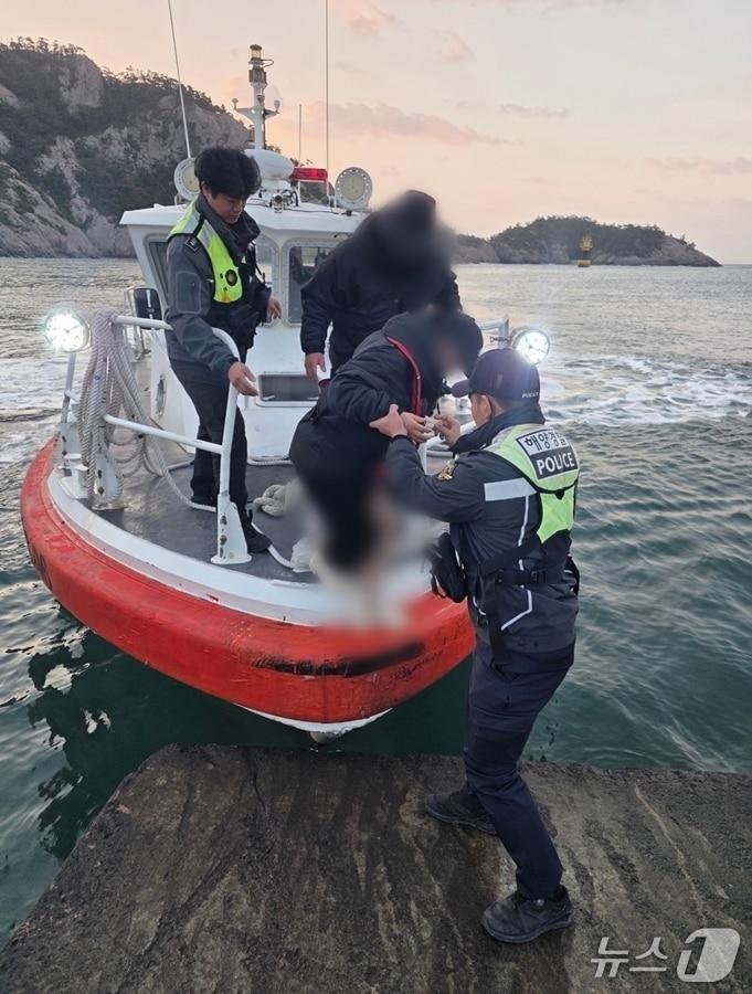 본문 이미지 - 31일 전북 군산해양경찰서가 부안군 왕등도 인근 해상에서 낚시어선 승객이 화상을 입어 긴급 이송하고 있다.(해경 제공. 재판매 및  DB 금지)2026.10.31/뉴스1