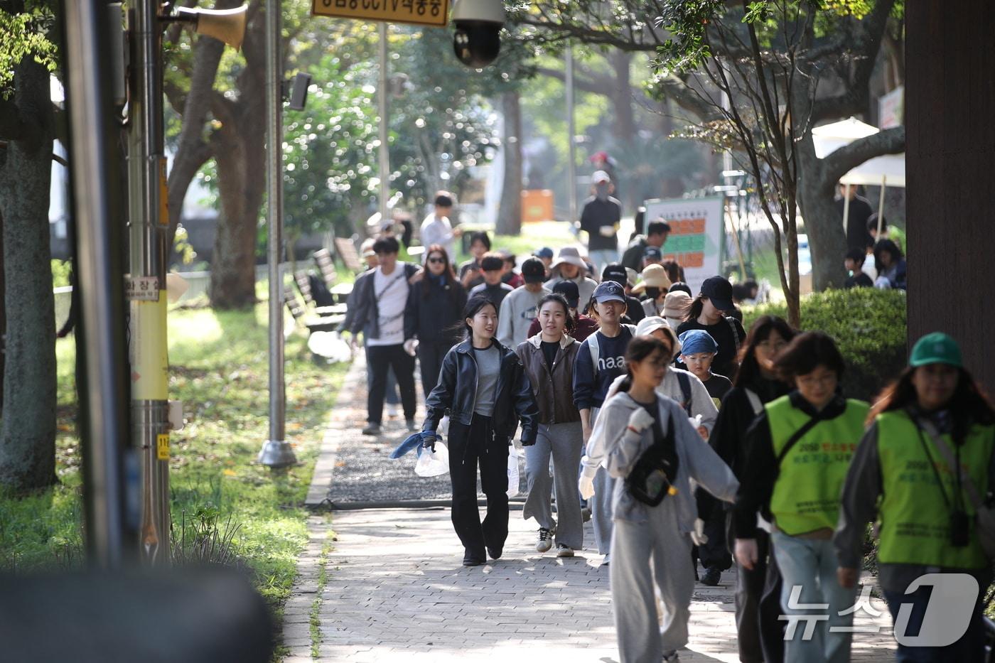 본문 이미지 -  31일 제주시 수운 근린공원 일대에서 제8회 제주플로깅 행사가 열렸다./뉴스1
