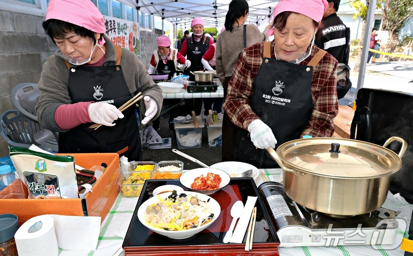 본문 이미지 - 괴산 사리면발축제 면발왕 선발대회 모습.(괴산군 제공. 재판매 및 DB 금지).2026.10.31/뉴스1