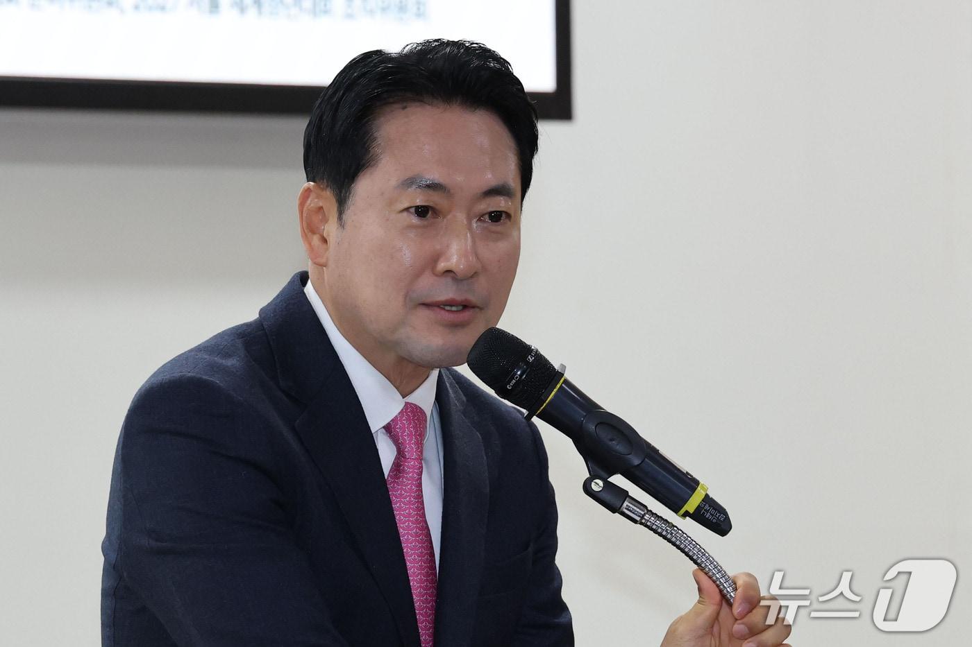 본문 이미지 - 장동혁 국민의힘 대표가 31일 서울 여의도 국회 의원회관에서 열린 2027 서울 세계청년대회의 성공적 개최를 위한 대한민국 국회, 정부, 조직위원회 공동선언문 선포식에서 축사하고 있다. 2026.10.31 ⓒ 뉴스1 이광호 기자