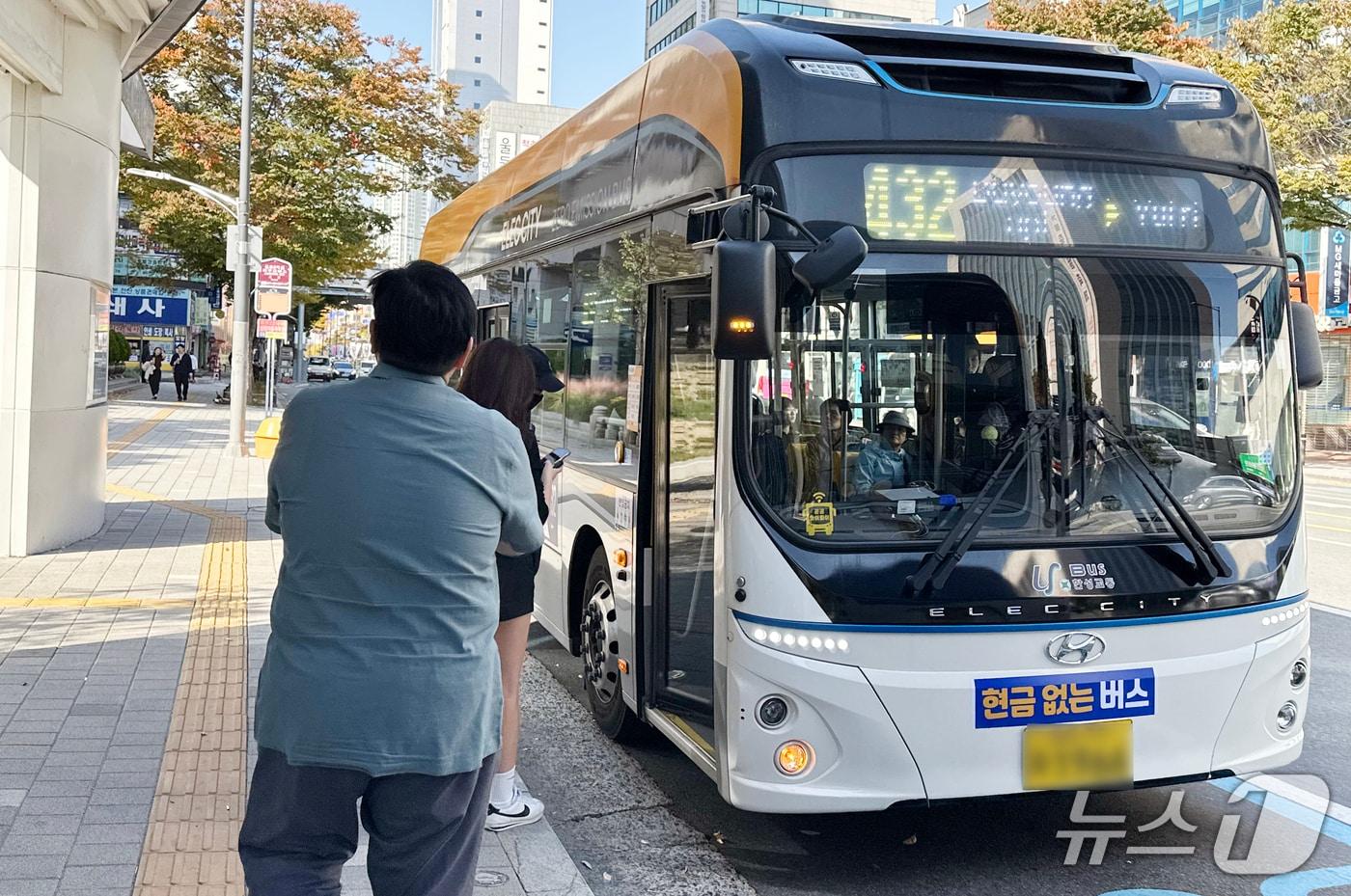 본문 이미지 - 현금 없는 시내버스 시범운영 첫날인 31일 오후 울산시청 버스정류소에서 시민들이 현금 없는 버스에 탑승하고 있다. 2026.10.31 ⓒ 뉴스1 조민주 기자