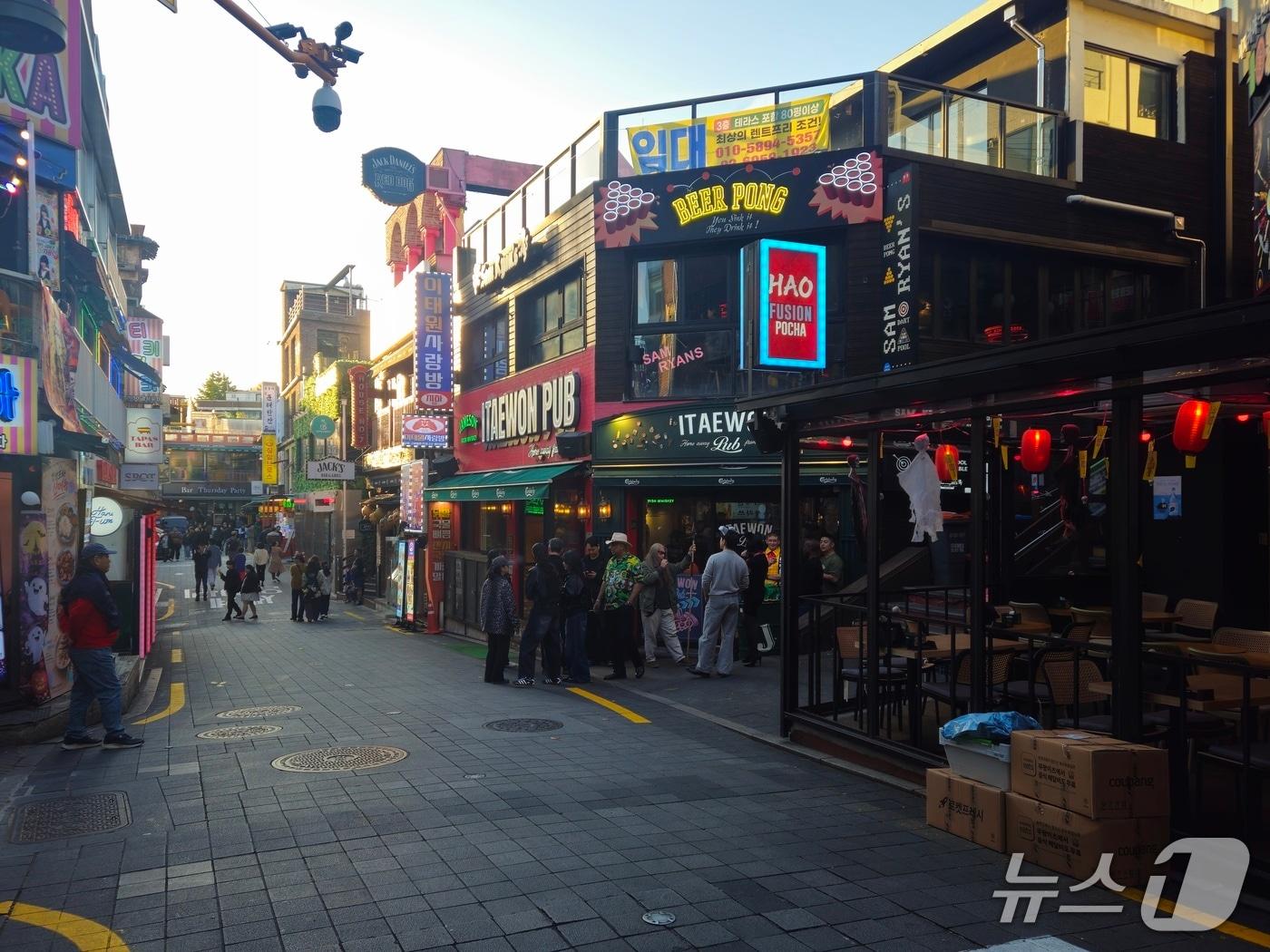 본문 이미지 - 31일 오후 찾은 서울 용산구 이태원 세계음식문화거리. 인파가 본격적으로 몰리기 전인 거리는 한산했다. 2026.10.31 ⓒ 뉴스1 윤지오 기자