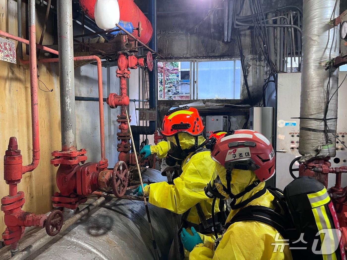 본문 이미지 - 31일 제주 서귀 포항 인근 수산물업체 냉동창고에서 암모니아 가스가 유출되는 사고가 발생했다.(제주도 소방안전본부 제공. 재판매 및 DB 금지)/뉴스1 