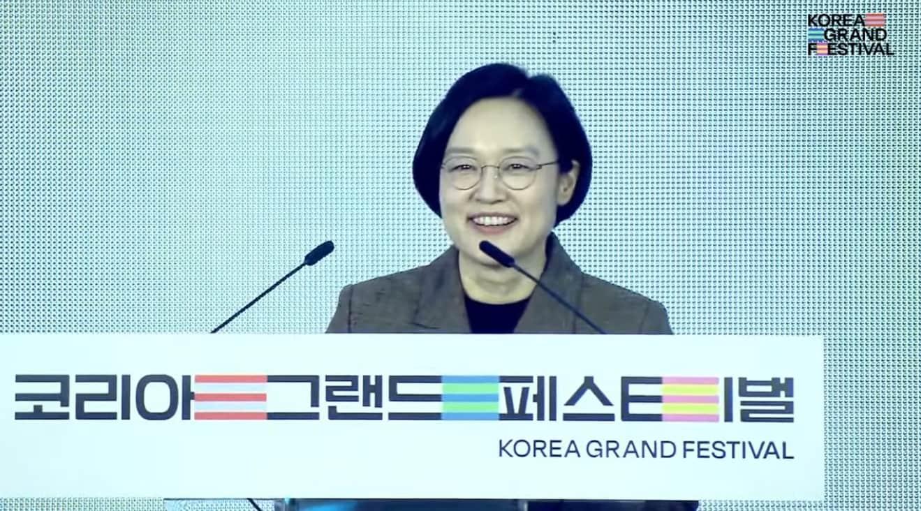 본문 이미지 - 한성숙 국무총리가 31일 경북 안동에서 열린 '제2회 코리아 그랜드 페스티벌 개막식'에서 축사를 하고 있다. (유튜브 '중소벤처기업부' 갈무리, 재판매 및 DB 금지/뉴스1) 2026.10.31.