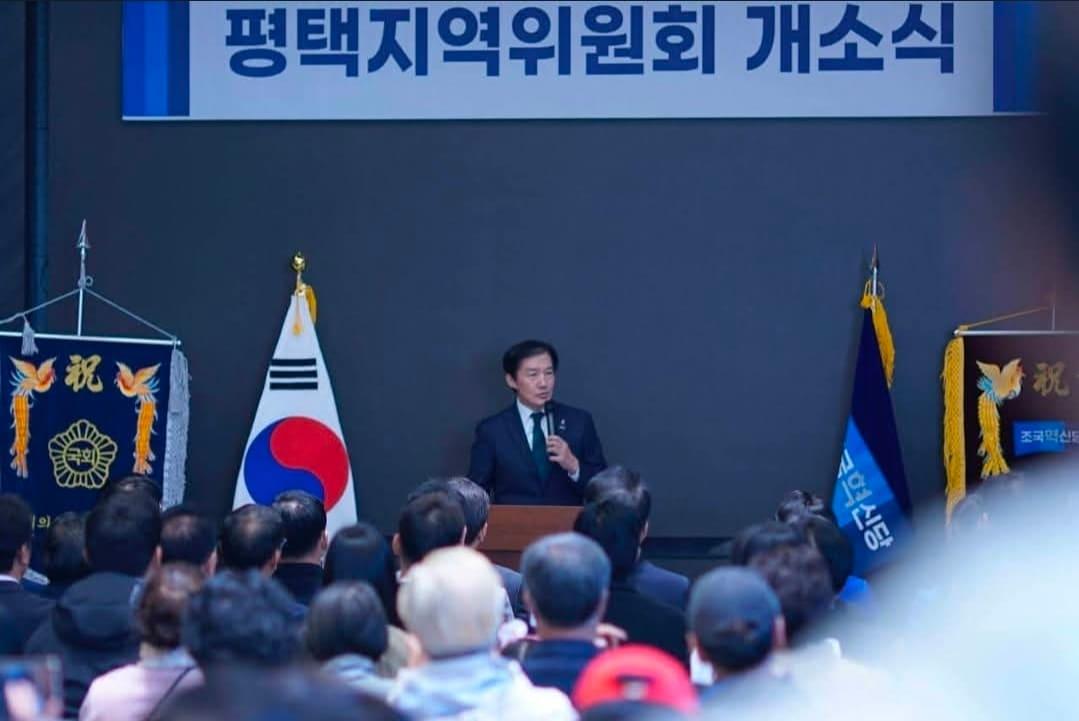 본문 이미지 - 조국 조국혁신당 평택시 지역위원회 위원장이 31일 평택시 고덕면에서 열린 평택시 지역위 개소식에서 발언하고 있다. (조 위원장 페이스북 갈무리, 재판매 및 DB 금지/뉴스1) 2026.10.31.