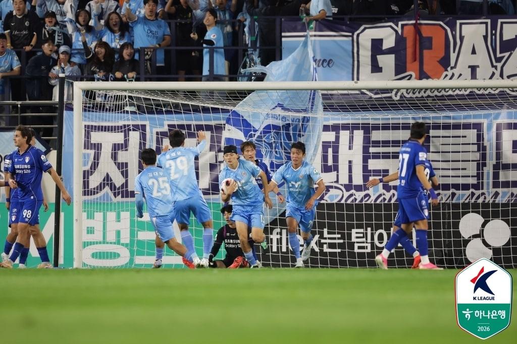 본문 이미지 - 수원 삼성이 대구FC 원정에서 2-2로 비겨 승격 확정이 미뤄졌다. (한국프로축구연맹 제공. 재판매 및 DB 금지)