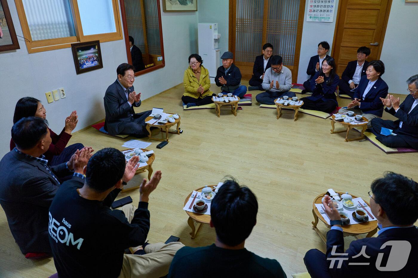 본문 이미지 - 이재명 대통령이 31일 경북 영양군 연당1리 마을회관을 찾아 주민들과 간담회를 하고 있다. (청와대 제공. 재판매 및 DB 금지) 2026.10.31 ⓒ 뉴스1 이재명 기자