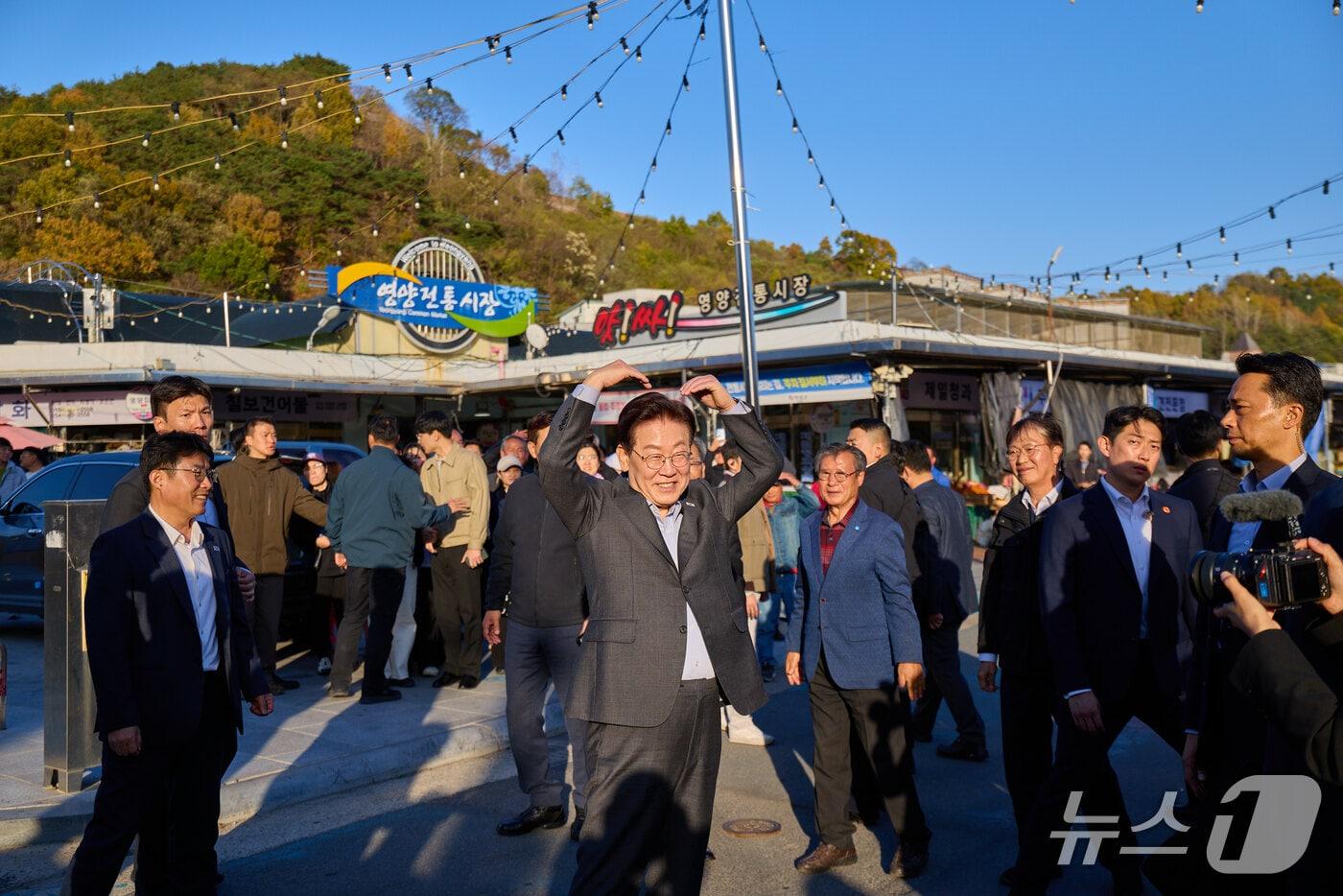 본문 이미지 - 이재명 대통령이 31일 경북 영양전통시장을 찾아 시민들에게 인사하고 있다. (청와대 제공. 재판매 및 DB 금지) 2026.10.31 ⓒ 뉴스1 이재명 기자
