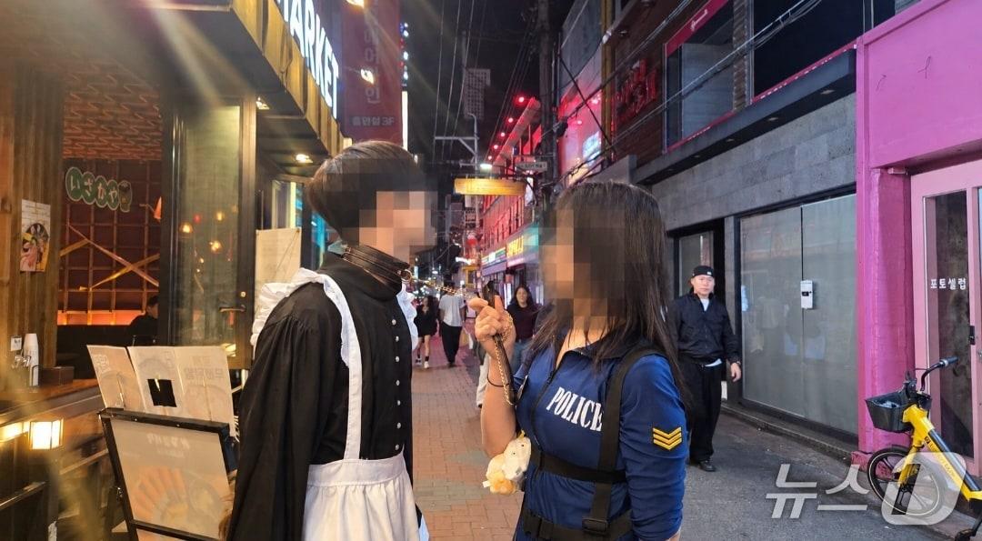 본문 이미지 - 31일 오후 대구 중구 동성로 클럽골목에서 핼러윈을 맞아 경찰관과 하녀 복장으로 분장한 시민들 모습. 2026.10.31 ⓒ 뉴스1 이성덕 기자