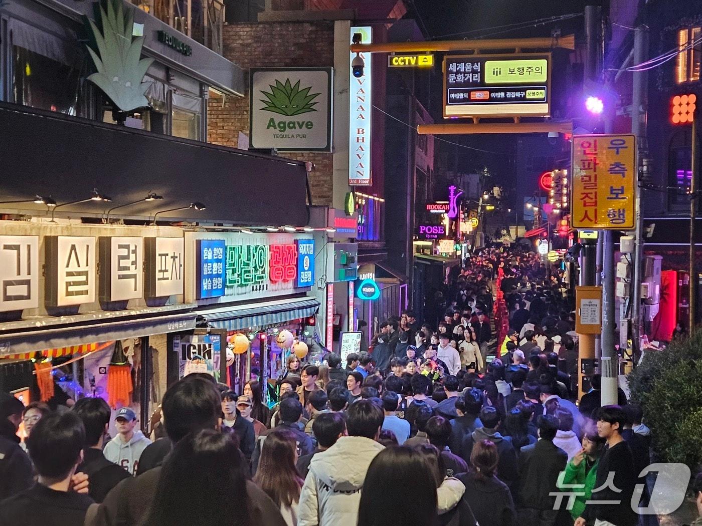 본문 이미지 - 31일 오후 7시 30분쯤 서울 용산구 이태원 세계음식문화거리에 인파가 밀집해 있다. 대다수의 시민들이 우측 통행을 지키면서 질서정연하게 이동했다.  2026.10.31 ⓒ 뉴스1 윤지오 기자 