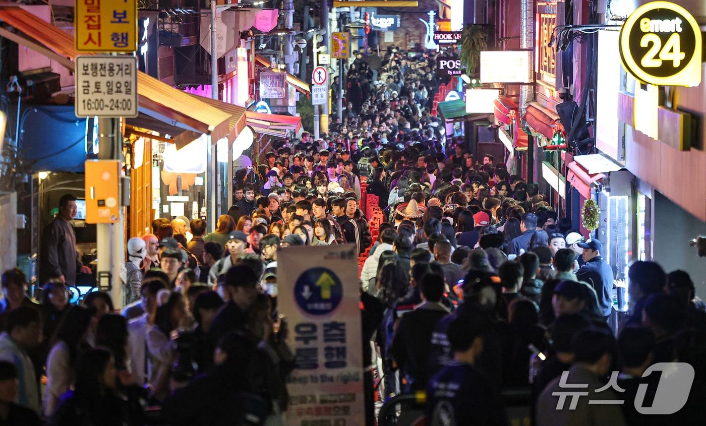 본문 이미지 - 핼러윈을 맞은 31일 서울 용산구 이태원 세계음식거리가 시민과 관광객들로 붐비고 있다. 2026.10.31 ⓒ 뉴스1 김도우 기자