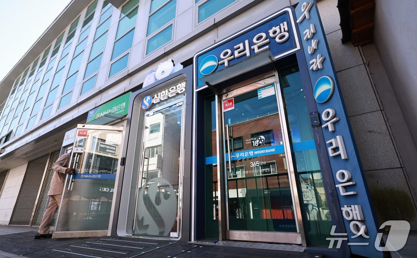 본문 이미지 - 4일 서울의 시중은행의 현금자동입출금기(ATM). 2026.10.4 ⓒ 뉴스1 구윤성 기자