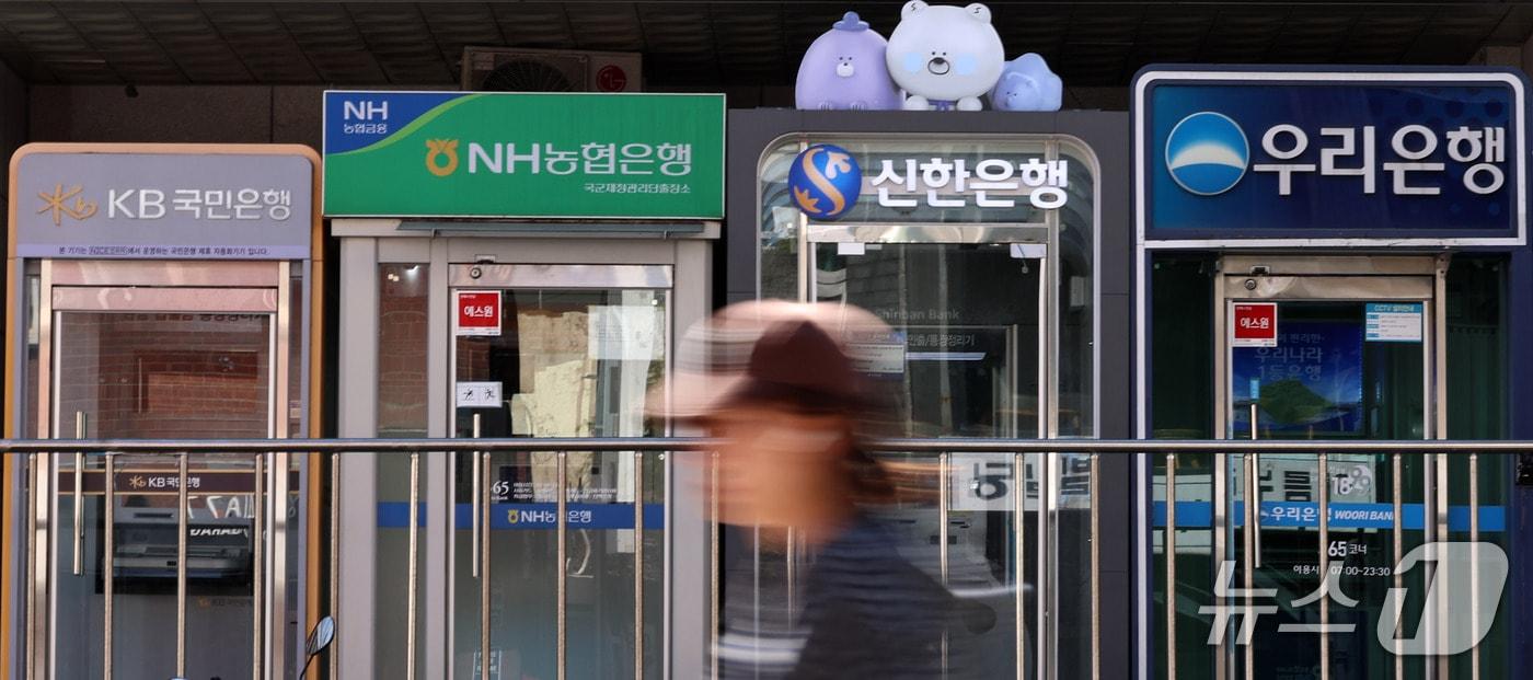 본문 이미지 - 서울의 시중은행의 현금자동입출금기(ATM). 2026.10.4 ⓒ 뉴스1 구윤성 기자