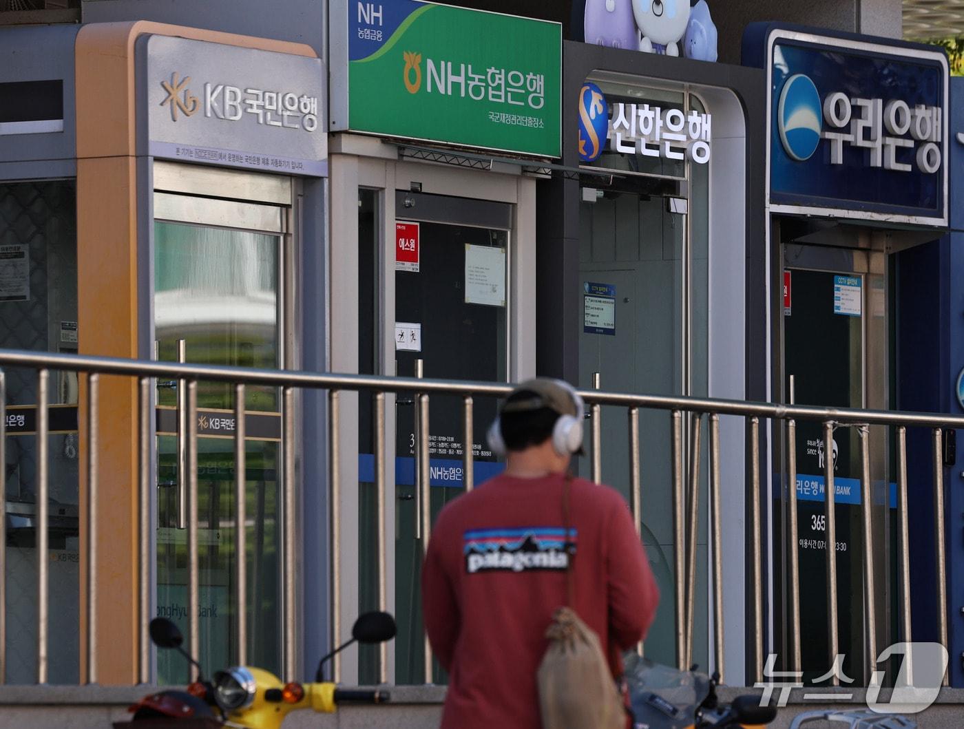 본문 이미지 - 서울의 시중은행의 현금자동입출금기(ATM). 2026.10.4 ⓒ 뉴스1 구윤성 기자