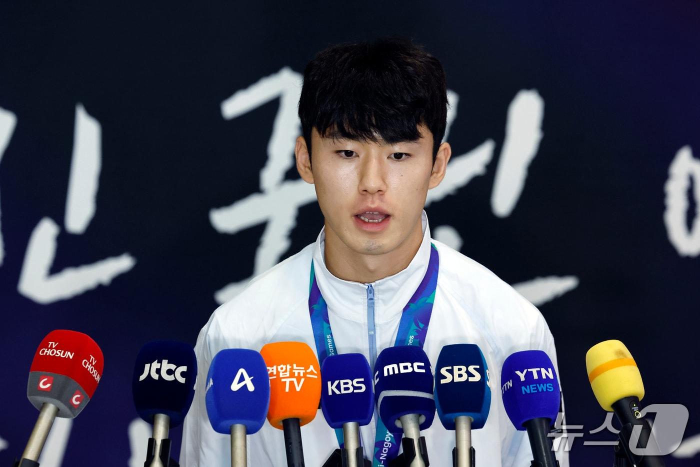 본문 이미지 - 2026 아이치-나고야 아시안게임 남자축구 4연패를 만든 이민성호 이기혁이 4일 오후 인천국제공항을 통해 귀국해 취재진과 인터뷰를 하고 있다. 2026.10.4 ⓒ 뉴스1 박정호 기자