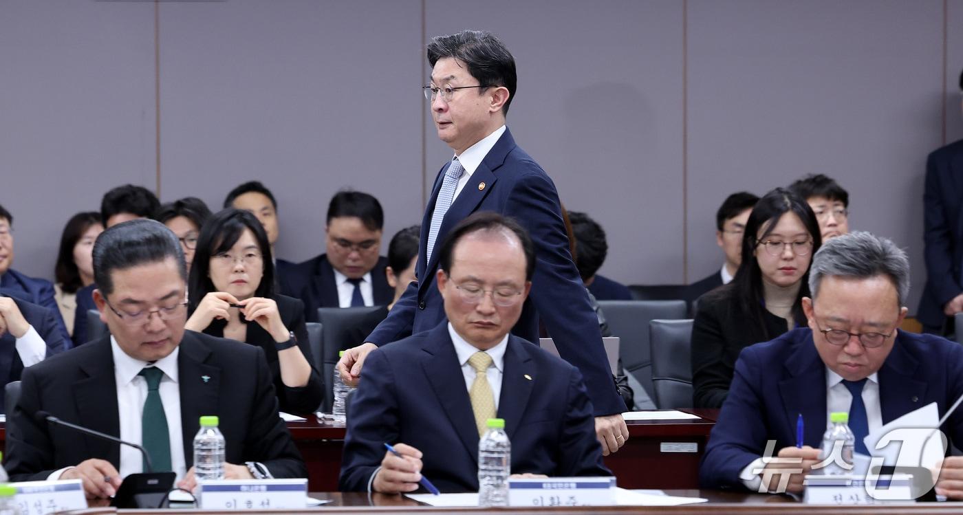 본문 이미지 - 이억원 금융위원장이 4일 오후 서울 종로구 정부서울청사에서 열린 금융권 침해사고 관련 긴급 점검회의에 입장하고 있다. 2026.10.4 ⓒ 뉴스1 박지혜 기자