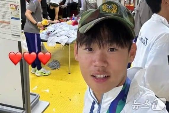 본문 이미지 - 아시안게임 축구 국가대표 박승수(19)선수가 3일 금메달을 딴 직후 라커룸에서 '전역모'를 쓰고 찍은 사진을 소셜미디어에 올렸다. /박승수 인스타그램