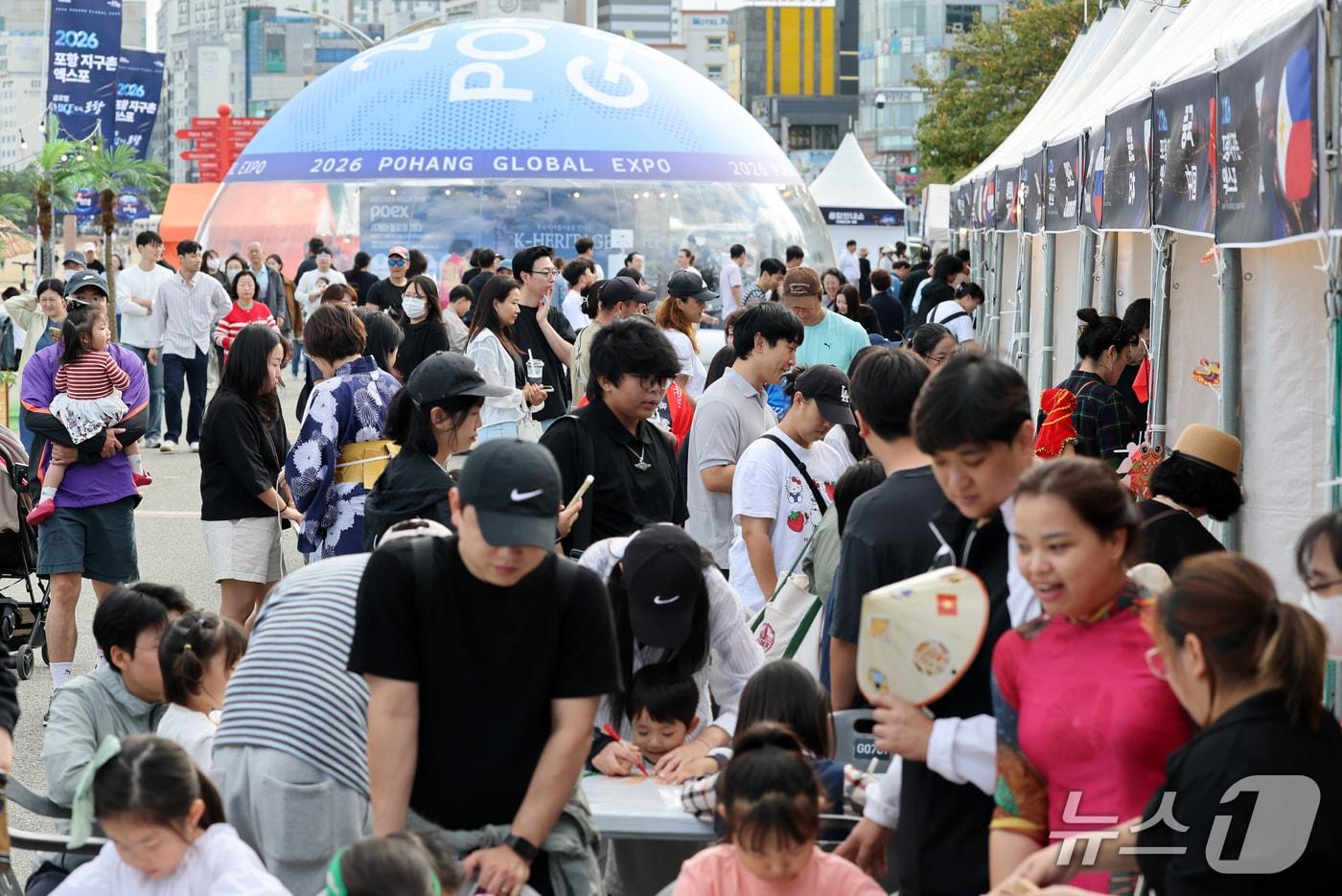 본문 이미지 - 4일 오후 경북 포항시 북구 영일대해수욕장 장미원에서 열린 '2026 포항 지구촌 엑스포' 행사장 부스에서 어린이들이 베트남 등 각국 문화를 체험하고 있다. ⓒ 뉴스1 최창호 기자
