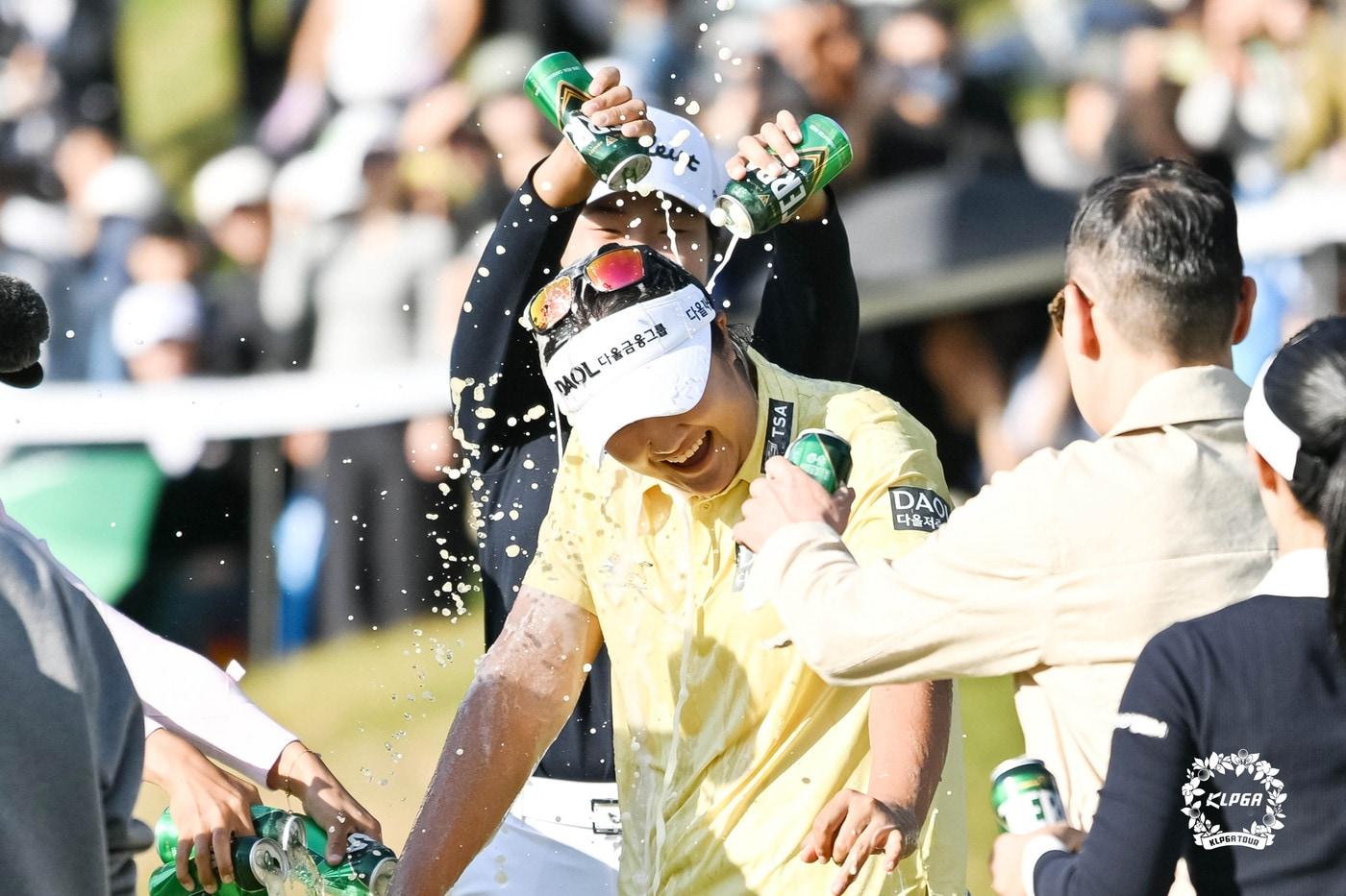 본문 이미지 - 유해란이 4일 열린 KLPGA 하이트진로 챔피언십에서 우승을 확정한 뒤 동료들의 물세례를 받고 있다. (KLPGA 제공. 재판매 및 DB 금지)