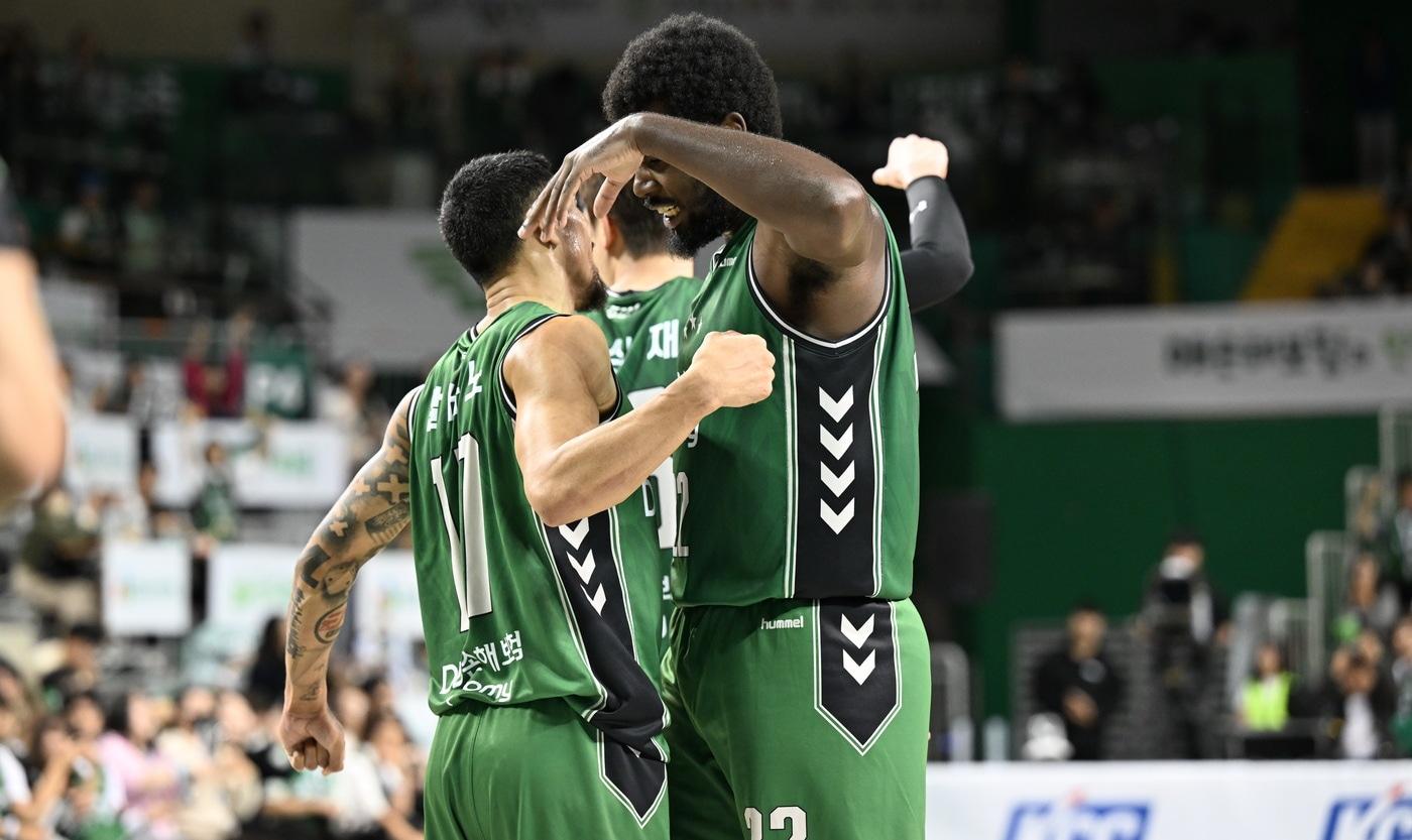 본문 이미지 - 프로농구 홈 개막전에서 승리한 원주 DB.(KBL 제공. 재판매 및 DB 금지)