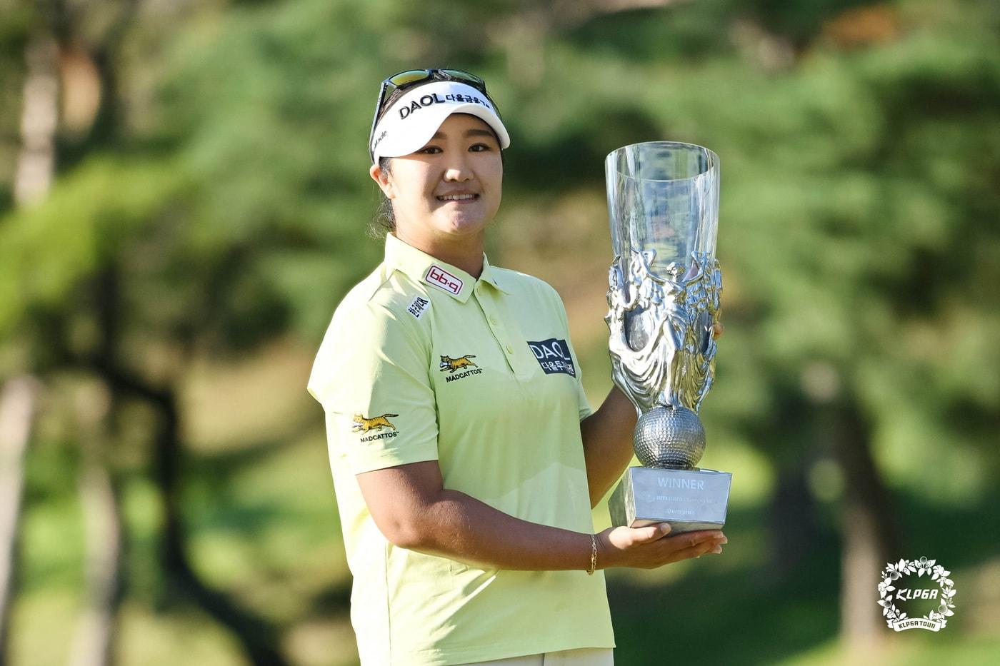 본문 이미지 - KLPGA 하이트진로 챔피언십'  우승을 차지한 유해란.  (KLPGA 제공. 재판매 및 DB 금지) 2026.10.4 ⓒ 뉴스1 박지혜 기자