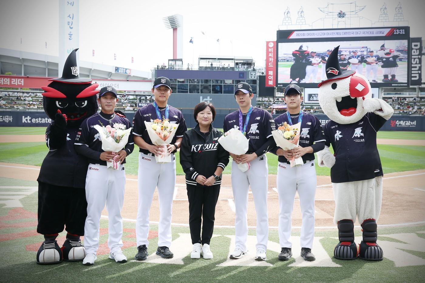 본문 이미지 - kt sports 이선주 대표와 2026 아이치·나고야 아시안게임 야구 우승을 달성한 (왼쪽부터) kt wiz 박경수 코치와 소형준, 오원석, 박영현 선수가 3일 수원 kt위즈파크에서 진행된 금메달 환영식에서 기념 촬영을 하고 있다. (KT 제공)