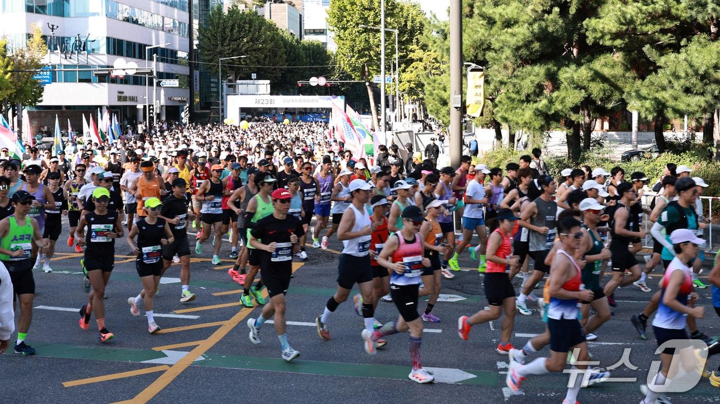 본문 이미지 - 지난 5일 서울 강남구 봉은사로 일대에서 열린 제23회 강남국제평화마라톤에서 참가자들이 힘차게 출발하고 있다.  (사진은 기사 내용과 무관함) / 뉴스1 ⓒ News1 