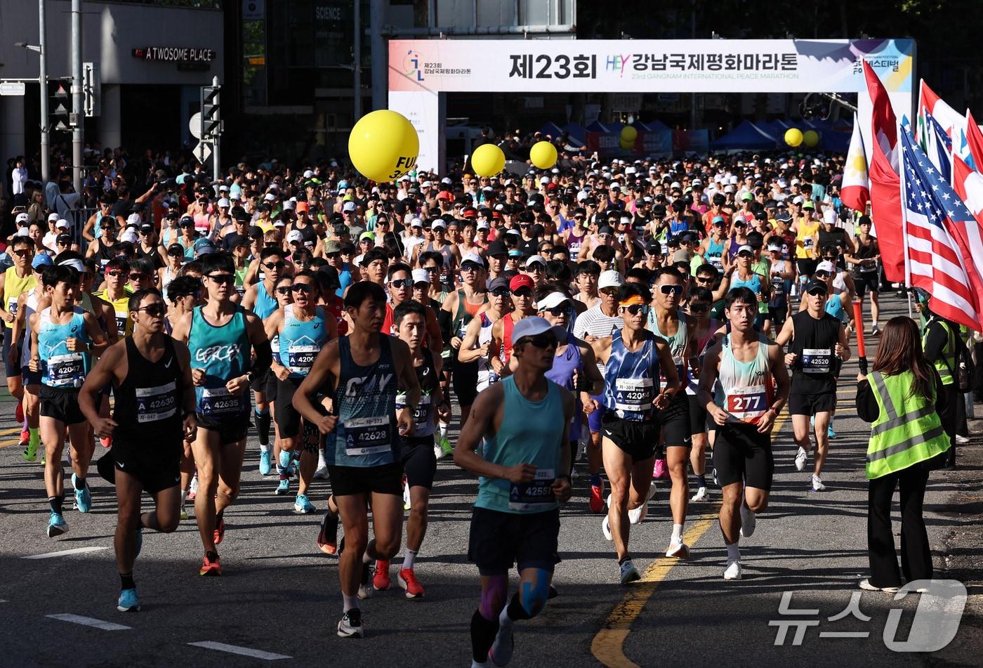 본문 이미지 - 5일 서울 강남구 봉은사로 일대에서 열린 제23회 강남국제평화마라톤에서 참가자들이 힘차게 출발하고 있다. 2026.10.5 ⓒ 뉴스1 구윤성 기자