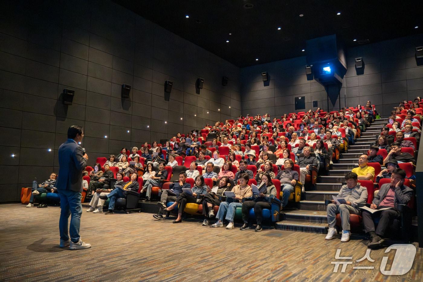 본문 이미지 - 김인만 부동산경제연구소 소장이 지난 2일 경기 하남 메가박스 하남스타필드점에서 열린 '쌍용 더 플래티넘 한강' 사업설명회에서 부동산 시장 동향과 투자 전략을 설명하고 있다. (쌍용건설 제공)