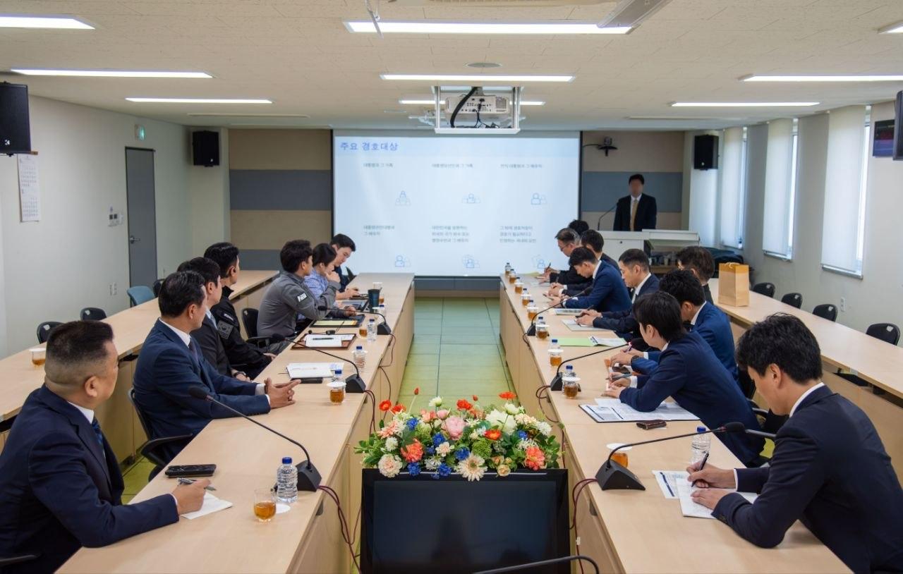 본문 이미지 - 대통령경호처는 지난 9월 28일부터 30일까지 일본 경호기관 대표단과 경호 기법 등에 대한 교류를 실시하였다. 대통령경호처 관계자가 기관 소개를 하는 모습. (경호안전교육원 제공)