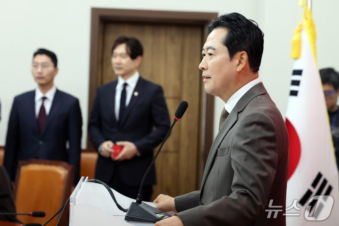 본문 이미지 - 장동혁 국민의힘 대표가 5일 오전 서울 여의도 국회에서 비무장지대(DMZ) 지뢰 폭발 사건과 중대범죄수사청 인사 논란 등 현안 관련 기자회견을 하고 있다. 2026.10.5 ⓒ 뉴스1 황기선 기자